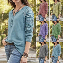 Laden Sie das Bild in den Galerie-Viewer, Einfarbiges T-Shirt mit Blumenmuster