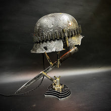 Laden Sie das Bild in den Galerie-Viewer, Kriegsrelikte Lampe