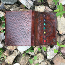 Laden Sie das Bild in den Galerie-Viewer, Paranormales Notizbuch mit 7 Chakra-Edelsteinen