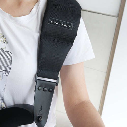 Elastischer breiter schwarzer Gitarrengurt