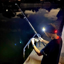 Laden Sie das Bild in den Galerie-Viewer, Scheinwerfer mit roten Warnleuchten bei Nacht