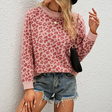 Laden Sie das Bild in den Galerie-Viewer, Rundhalspullover mit Leopardenmuster