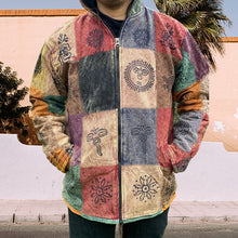 Laden Sie das Bild in den Galerie-Viewer, Bedruckte Jacke mit schmaler Passform und Kapuze
