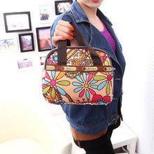 Laden Sie das Bild in den Galerie-Viewer, Schultertasche aus Nylon mit Blumendruck