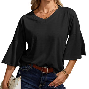Schlichtes ausgestelltes T-Shirt mit V-Ausschnitt