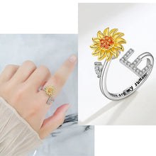 Laden Sie das Bild in den Galerie-Viewer, Tochter/Enkelin verstellbarer Sonnenblumen-Alphabet-Ring