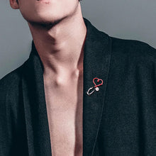 Laden Sie das Bild in den Galerie-Viewer, Liebesherz Stethoskop Mini Brosche