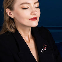 Laden Sie das Bild in den Galerie-Viewer, Liebesherz Stethoskop Mini Brosche