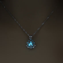 Laden Sie das Bild in den Galerie-Viewer, Leuchtende Lotusblume Halskette