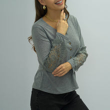 Laden Sie das Bild in den Galerie-Viewer, Einfarbiges Langarm-T-Shirt aus Spitze