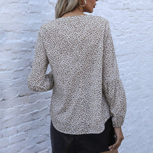 Laden Sie das Bild in den Galerie-Viewer, Lockere Bluse mit Leopardenmuster und V-Ausschnitt