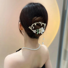 Laden Sie das Bild in den Galerie-Viewer, Schmetterlings-Haarnadel mit Blumenfransen