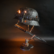 Laden Sie das Bild in den Galerie-Viewer, Kriegsrelikte Lampe