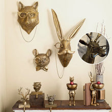 Laden Sie das Bild in den Galerie-Viewer, Anhänger aus Kunstharz mit Tierkopf