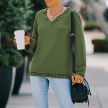 Laden Sie das Bild in den Galerie-Viewer, T-Shirt mit Leopardenmuster und V-Ausschnitt