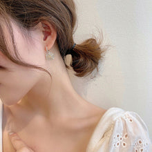Laden Sie das Bild in den Galerie-Viewer, Elegante kleine Gänseblümchen-Ohrringe