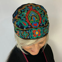Laden Sie das Bild in den Galerie-Viewer, Besticktes Kopftuch im Ethno-Stil