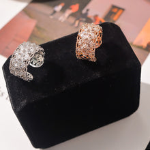 Laden Sie das Bild in den Galerie-Viewer, Glänzender durchbrochener Blumenring