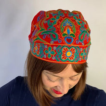Laden Sie das Bild in den Galerie-Viewer, Besticktes Kopftuch im Ethno-Stil
