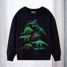 Laden Sie das Bild in den Galerie-Viewer, Rundhals-Sweatshirt mit leuchtenden Dinosauriern