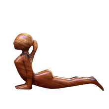 Laden Sie das Bild in den Galerie-Viewer, Holz Yoga Harzdekoration