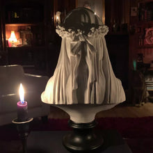 Laden Sie das Bild in den Galerie-Viewer, Verschleierte Dame - Gotische Skulptur