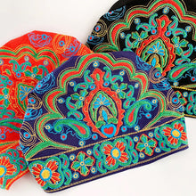 Laden Sie das Bild in den Galerie-Viewer, Besticktes Kopftuch im Ethno-Stil