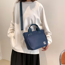 Laden Sie das Bild in den Galerie-Viewer, Leichte Schultertasche aus Nylon