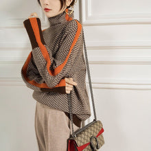 Laden Sie das Bild in den Galerie-Viewer, Rollkragenpullover mit Kontrastärmeln