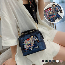 Laden Sie das Bild in den Galerie-Viewer, Modische bestickte Umhängetasche mit breitem Riemen