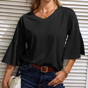 Schlichtes ausgestelltes T-Shirt mit V-Ausschnitt