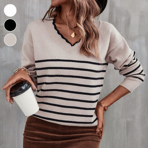 Gestreifter Strickpullover mit V-Ausschnitt
