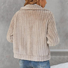 Laden Sie das Bild in den Galerie-Viewer, Kurz geschnittene Plüsch-Strickjacke mit Revers