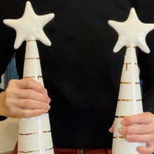 Laden Sie das Bild in den Galerie-Viewer, Wunderliche weihnachtliche fröhliche Kunst-Weihnachtsbaumdekoration aus Keramik