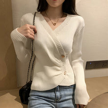 Laden Sie das Bild in den Galerie-Viewer, Strickpullover mit V-Ausschnitt