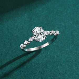 Trendiger ovaler Diamantring