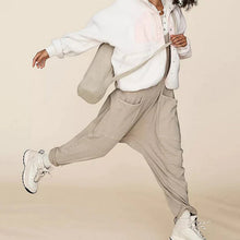 Laden Sie das Bild in den Galerie-Viewer, Minimalistischer Overall mit Taschen und V-Ausschnitt