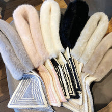 Laden Sie das Bild in den Galerie-Viewer, Süßer Warmer Plüschschal