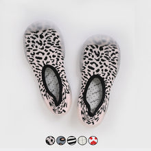 Laden Sie das Bild in den Galerie-Viewer, Rutschfeste modische weiche Socken