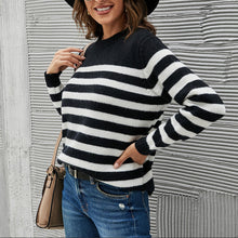 Laden Sie das Bild in den Galerie-Viewer, Gestreifter Pullover mit Rundhalsausschnitt