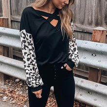 Laden Sie das Bild in den Galerie-Viewer, T-SHIRT MIT GEKREUZTEM LEOPARDDRUCK