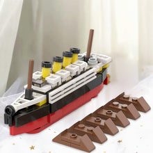 Laden Sie das Bild in den Galerie-Viewer, Mini Titanic-Kreuzfahrtschiffmodell