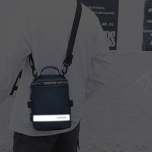 Laden Sie das Bild in den Galerie-Viewer, Diebstahlsichere Herren-Brusttasche mit USB-Ladefunktion