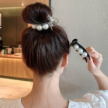 Laden Sie das Bild in den Galerie-Viewer, Elegante Perlen Haarspange