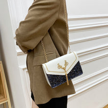 Laden Sie das Bild in den Galerie-Viewer, Schultertasche mit Pailletten und Geweih