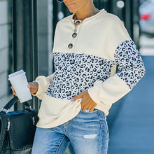 Laden Sie das Bild in den Galerie-Viewer, Langarm-Sweatshirt mit Rundhalsausschnitt und Leopardenmuster