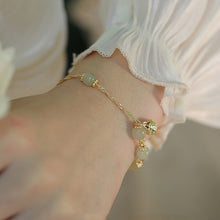 Laden Sie das Bild in den Galerie-Viewer, Elegantes und charmantes Khotanjade Glockenarmband
