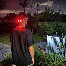 Laden Sie das Bild in den Galerie-Viewer, Scheinwerfer mit roten Warnleuchten bei Nacht