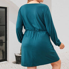 Laden Sie das Bild in den Galerie-Viewer, Modisches Kleid mit Kordelzug und Rundhalsausschnitt