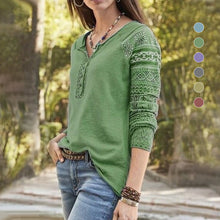 Laden Sie das Bild in den Galerie-Viewer, Einfarbiges T-Shirt mit Blumenmuster